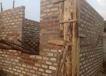 Mongala : Le gouverneur César Limbaya très satisfait de l’avancement des travaux de construction des bureaux de chefs des quartier à Bumba