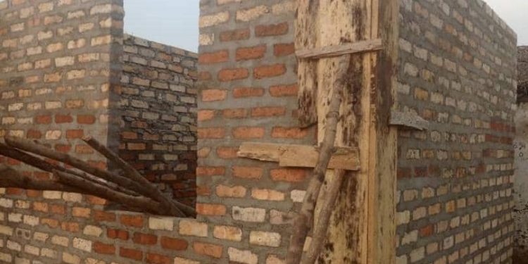 Mongala : Le gouverneur César Limbaya très satisfait de l’avancement des travaux de construction des bureaux de chefs des quartier à Bumba