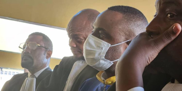 Procès Salomon Kalonda : Les avocats de l’accusé surpris de la disparition subite des accusations de détention illégale d’arme à feu