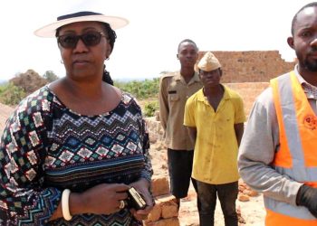 Vacances parlementaires : La princesse Dominique Munongo encourage les travaux exécutés par des jeunes scouts pour la construction d’une école à Nguba