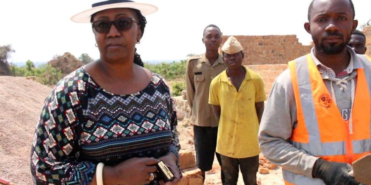 Vacances parlementaires : La princesse Dominique Munongo encourage les travaux exécutés par des jeunes scouts pour la construction d’une école à Nguba