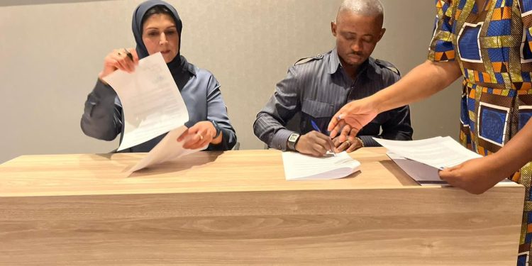 RDC : Depuis les Pays Bas, le gouverneur de la Mongala signe un protocole d’accord avec une société hollandaise pour la construction des centrales solaires photovoltaïques