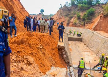 Kasaï-Oriental : la Gouverneure ai Julie Kalenga sur terrain pour évaluer les dégâts de la pluie sur la RN1 et l&rsquo;érosion Mulamba wa Mpoyi