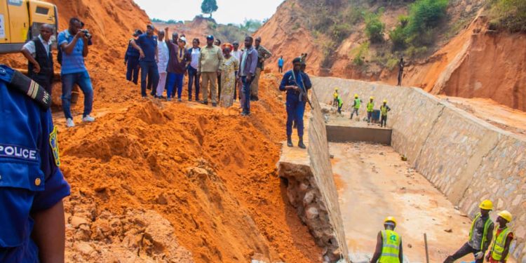 Kasaï-Oriental : la Gouverneure ai Julie Kalenga sur terrain pour évaluer les dégâts de la pluie sur la RN1 et l’érosion Mulamba wa Mpoyi
