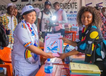 Législatives provinciales : la Gouverneure ai du Kasai oriental Julie Kalenga dépose sa candidature au BRTC à Mbuji-Mayi