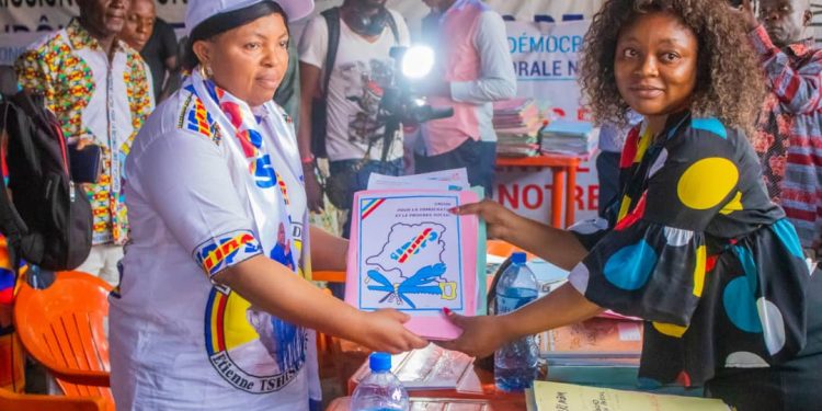 Législatives provinciales : la Gouverneure ai du Kasai oriental Julie Kalenga dépose sa candidature au BRTC à Mbuji-Mayi