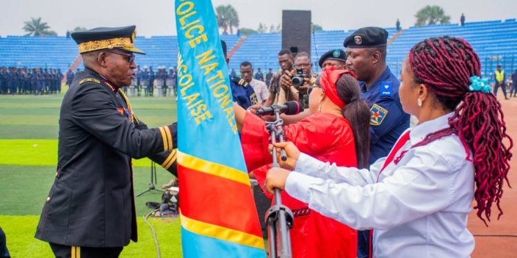 Kasaï-Oriental : la Gouverneure ai remet officiellement l’étendard de commandement au nouveau Commissaire provincial de la PNC