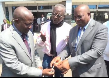 Haut-Katanga : Les autorités remettent un véhicule volé en Zambie, au consul général de ce pays accrédité à Lubumbashi