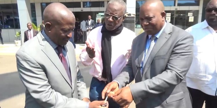 Haut-Katanga : Les autorités remettent un véhicule volé en Zambie, au consul général de ce pays accrédité à Lubumbashi