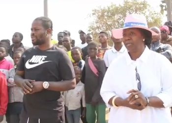 Bunkeya : Accompagnée de Trésor Mputu, la Princesse Dominique Munongo Inamizi encourage les jeunes footballeurs