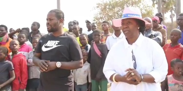 Bunkeya : Accompagnée de Trésor Mputu, la Princesse Dominique Munongo Inamizi encourage les jeunes footballeurs