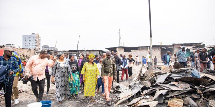 Kinshasa : après l’incendie, 485 enfants de 131 familles passent la nuit à la belle étoile au camp Lufungula