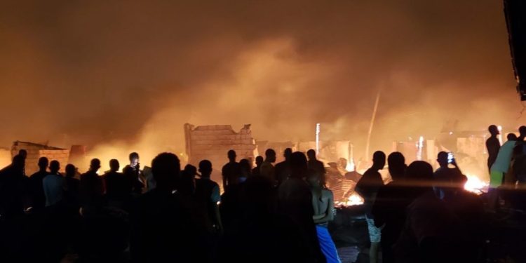 Kinshasa: des raccordements frauduleux sur le réseau électrique déclenchent un incendie monstre au camp Lufungula