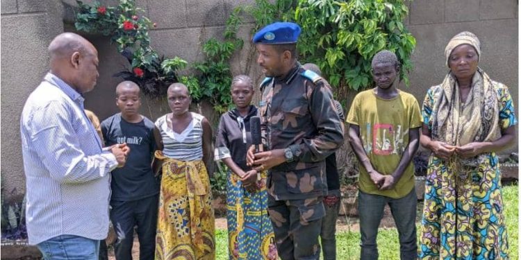 Nord-Kivu : L’armée remet à la société civile, 10 citoyens qui ont été pris en otage par les rebelles ADF-MTM