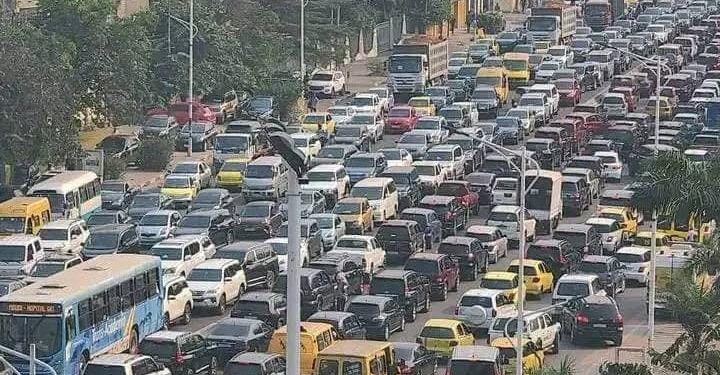 Kinshasa : Le Gouverneur Gentiny Ngobila instruit le général Blaise Kilimbalimba à lutter contre les embouteillages dans la ville