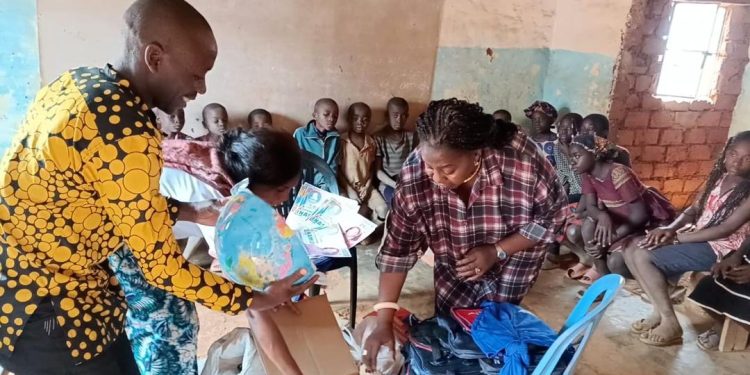 Lualaba : La Princesse Dominique Munongo Inamizi au chevet des enfants orphelins de Kakanda pour assurer la rentrée scolaire 2023
