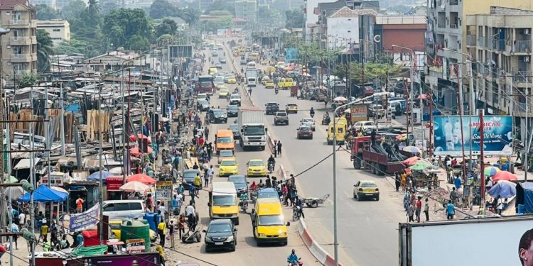 Kinshasa : Après la clameur publique, le gouverneur Gentiny Ngobila met fin au débordement des eaux sur l’avenue Etienne Tshisekedi (Ex huileries)