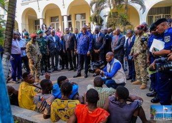 Haut-Katanga : Plusieurs coupeurs de route arrêtés par la police et présentés au Vice-premier ministre de l’intérieur Peter Kazadi