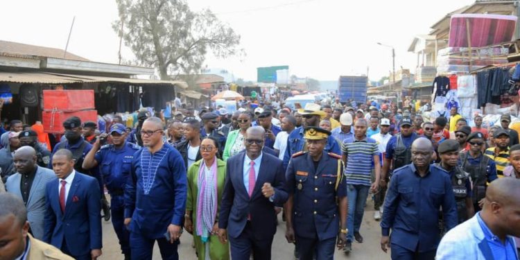 Lubumbashi : le Vice-Premier Ministre en charge de l’intérieur Peter Kazadi et le Gouverneur Jacques Kyabula accueillis en triomphe dans la commune de la Kenya