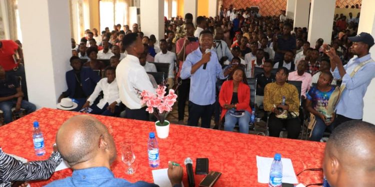 Maurice Tshikuya à la jeunesse de Mbuji-Mayi: « Il n’existe pas de remède miracle. Le seul remède c’est le travail ! »