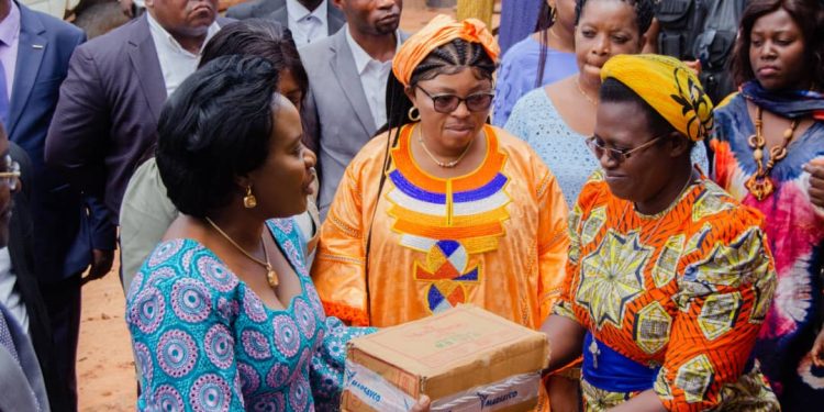 Kasaï-Oriental : En séjour à Mbuji-Mayi, la ministre Claudine Ndusi remet des vivres et non vivres à près de 1060 orphelins