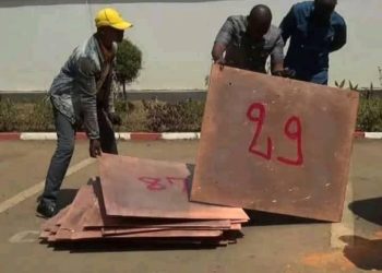 Haut-Katanga : La police présente aux autorités provinciales près de 153 feuilles de cathodes de cuivre et 15 colis de câbles électriques interceptés à Lubumbashi et en Zambie