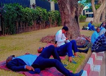 RDC: Avec 4 mois d’arriérés , plus de vingt députés provinciaux passent la nuit à la belle étoile devant la primature