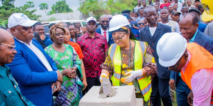 Kasaï-Oriental : Julie Kalenga pose la première pierre pour la construction de l’institut Mobutu 2 à Mbuji-Mayi