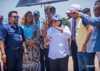 Kasaï-Oriental : la Gouverneure intérimaire inspecte les travaux de construction de l’aéroport international de Bipemba
