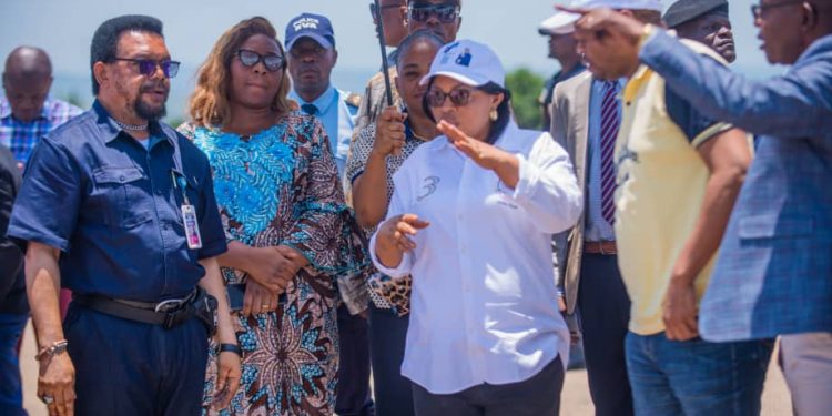 Kasaï-Oriental : la Gouverneure intérimaire inspecte les travaux de construction de l’aéroport international de Bipemba