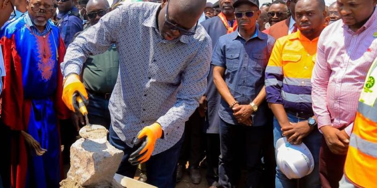 Haut-Katanga : le Gouverneur Jacques Kyabula Katwe a lancé les travaux de construction du Complexe Omnisports de Kasumbalesa