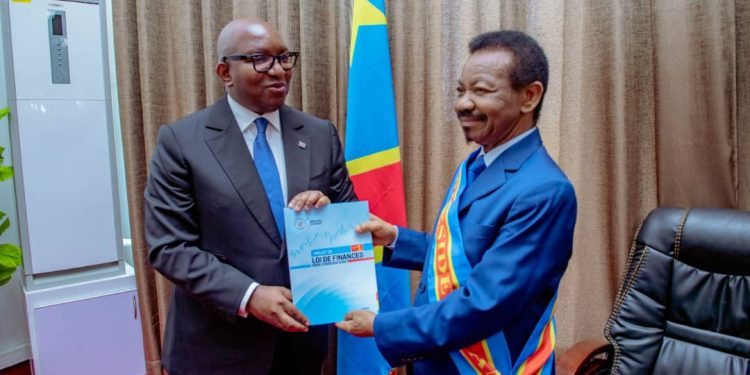 RDC: chiffré à 40.463 milliards des Francs congolais, le projet de Loi des finances 2024 déposé au bureau de l’Assemblée nationale
