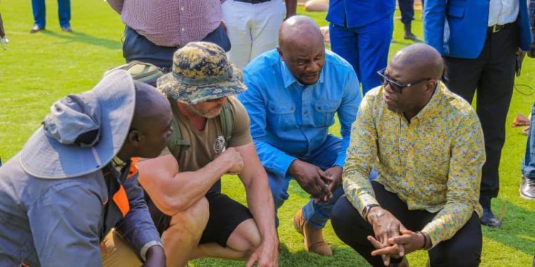 Haut-Katanga: Le gouverneur Jacques Kyabula inspecte les travaux de la pose de la pelouse synthétique certifiée CAF au stade Kibassa Maliba