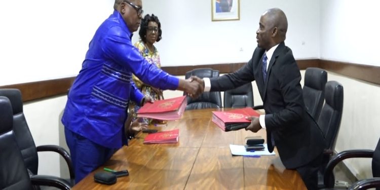 Mongala : le gouverneur César Limbaya Signe un protocole d’accord avec le BCECO pour la construction de plusieurs infrastructures en province