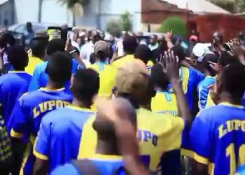 Haut-Katanga : Sitôt arrivé à Lubumbashi, le gouverneur Jacques Kyabula réconforté par les supporters de St Eloi Lupopo à sa résidence privée