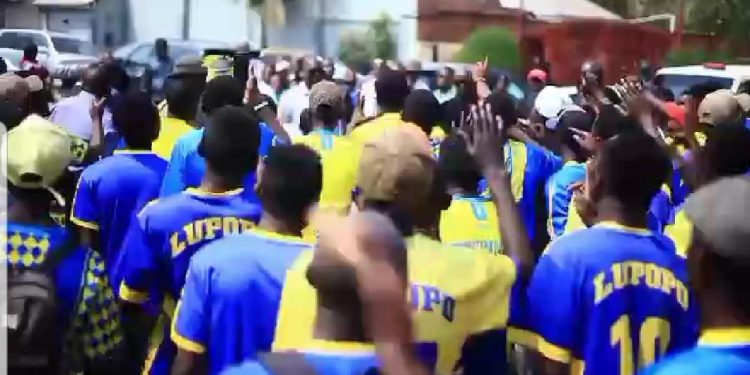 Haut-Katanga : Sitôt arrivé à Lubumbashi, le gouverneur Jacques Kyabula réconforté par les supporters de St Eloi Lupopo à sa résidence privée