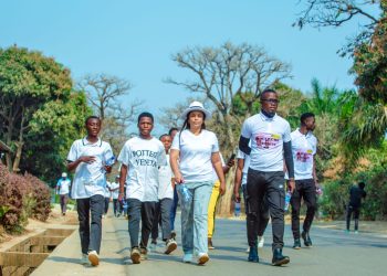 Likasi : la femme leader Béatrice Kalombo Yav communie avec la jeunesse de shituru à travers une marche de santé
