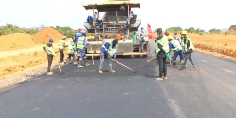 Haut-Katanga : Le gouverneur Jacques Kyabula lance les travaux d’asphaltage de la route de contournement de Likasi longue de 22km