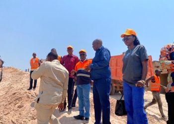 Lualaba : Le DG de l’Office des Routes Jeanneau Kikangala Ngoy inspecte les travaux de lutte contre les érosions à Lupundu