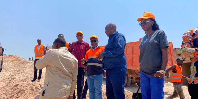 Lualaba : Le DG de l’Office des Routes Jeanneau Kikangala Ngoy inspecte les travaux de lutte contre les érosions à Lupundu