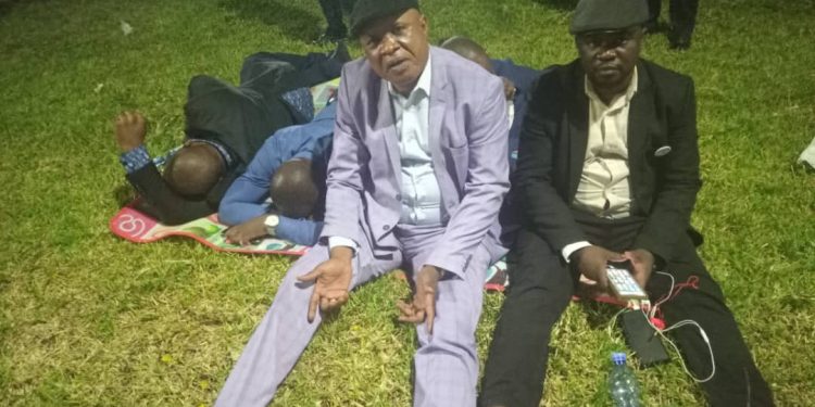 RDC : arrivés fin mandat, des députés provinciaux ont passé nuit devant le cabinet du chef de l’état pour réclamer leurs arriérés des émoluments