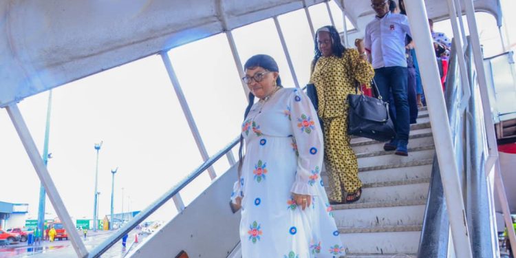 Kasaï-Oriental : La Gouverneure ai Julie Kalenga à Kinshasa pour participer à la conférence internationale des partenaires du PUIDC
