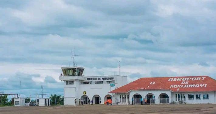 Kasaï-Oriental : remise de chèque aux personnes à indemniser à l’aéroport de Mbuji-Mayi