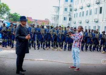 Elections 2023 : le ministre de l’intérieur Peter Kazadi appelle les éléments de la police au professionnalisme pendant la campagne électorale et le jour de Vote