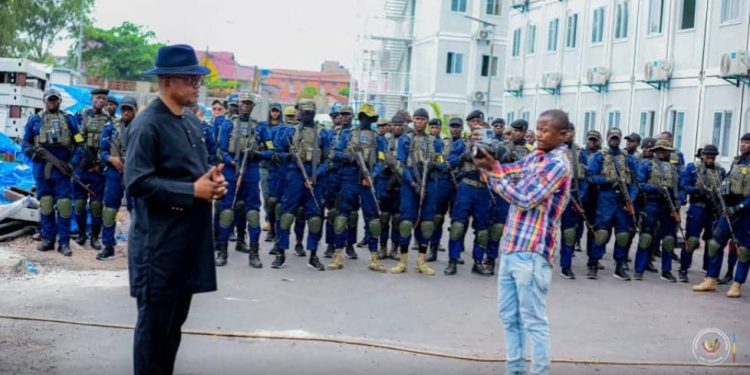 Elections 2023 : le ministre de l’intérieur Peter Kazadi appelle les éléments de la police au professionnalisme pendant la campagne électorale et le jour de Vote