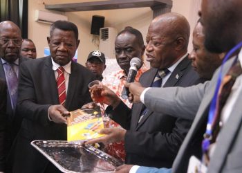 RDC: le nouvel ouvrage de Lambert Mende Omalanga PCA des lignes Maritimes Congolaises baptisé par le Professeur André Mbata