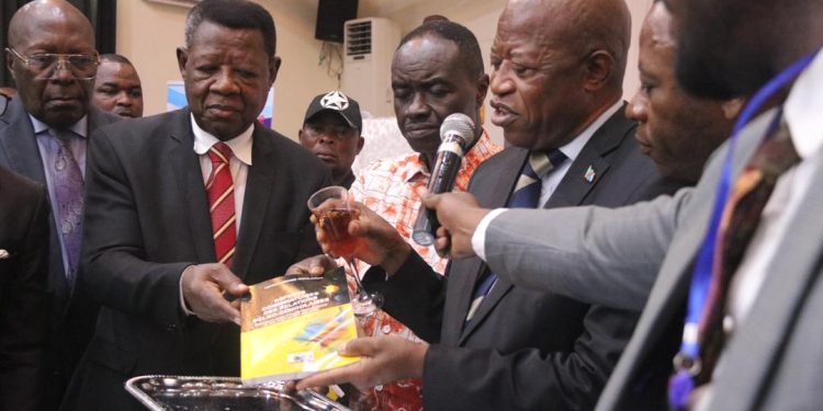 RDC: le nouvel ouvrage de Lambert Mende Omalanga PCA des lignes Maritimes Congolaises baptisé par le Professeur André Mbata