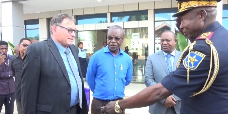 Haut-Katanga : Les autorités provinciales ont remis un véhicule volé en Namibie, à son propriétaire