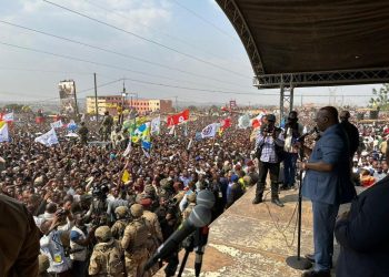 Meeting à Kasumbalesa : A l’appel de Jacques Kyabula , la foule promet un soutien total à la candidature de Félix Tshisekedi