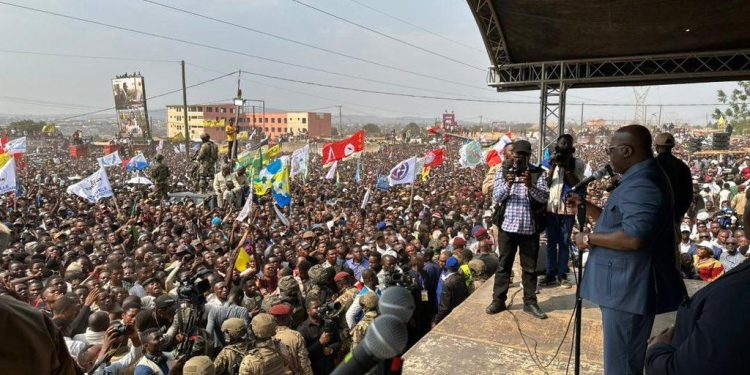 Meeting à Kasumbalesa : A l’appel de Jacques Kyabula , la foule promet un soutien total à la candidature de Félix Tshisekedi
